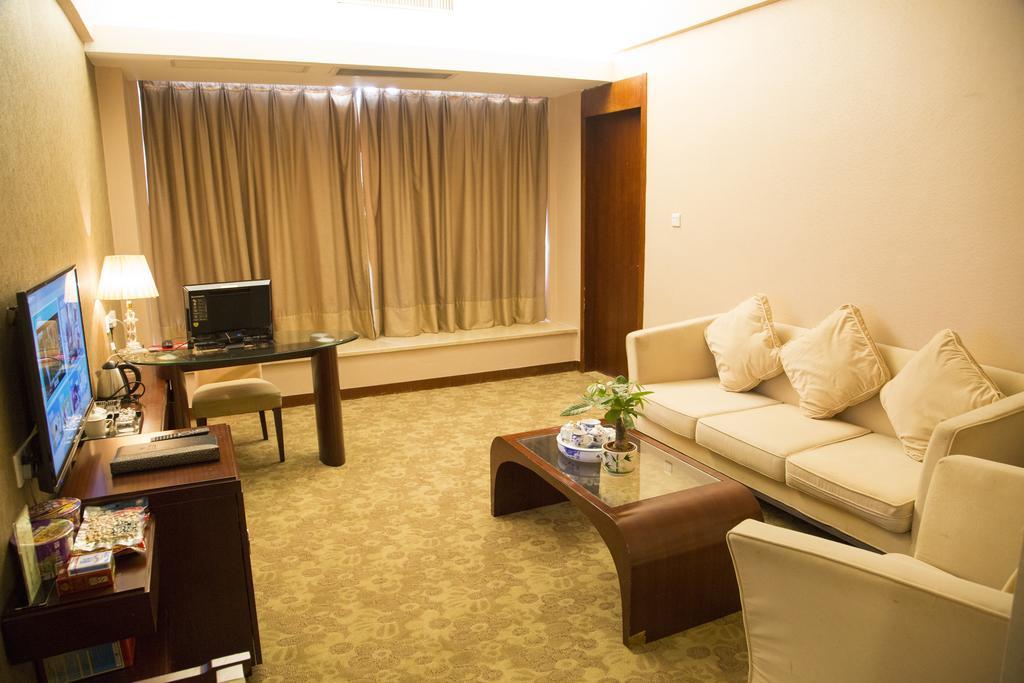 Long Zhou Grand Hotel Cantón Habitación foto